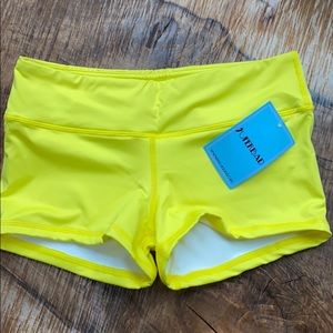 NWT size m Fleo shorts